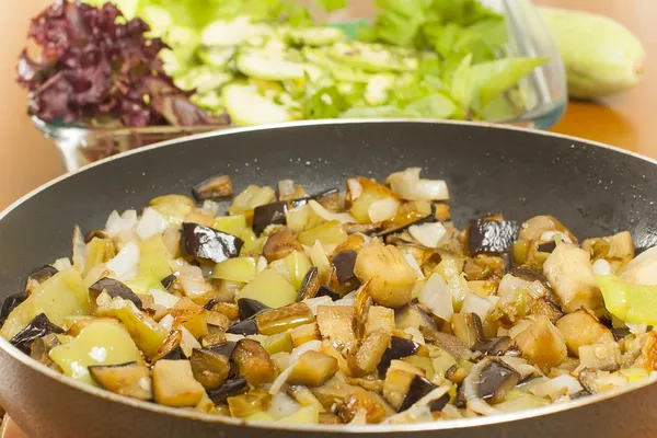 Rodajas de verduras fritas en una sartén — Foto de Stock