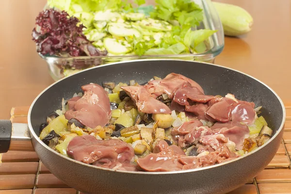 Raw chicken liver with vegetables — Stock Photo, Image