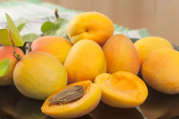 Свіжі великі абрикос — стокове фото