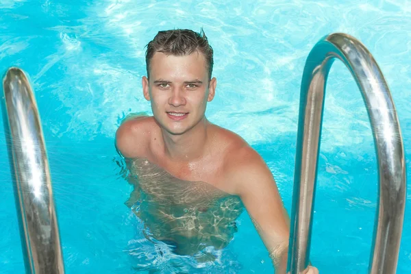 Chico joven en la piscina — Foto de Stock