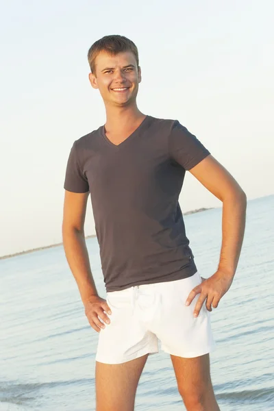 Portrait of a young man on the beach — Stock Photo, Image