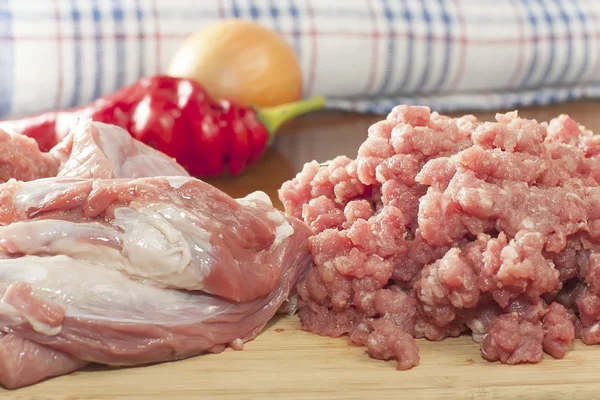 Whole pieces of raw beef with minced — Stock Photo, Image