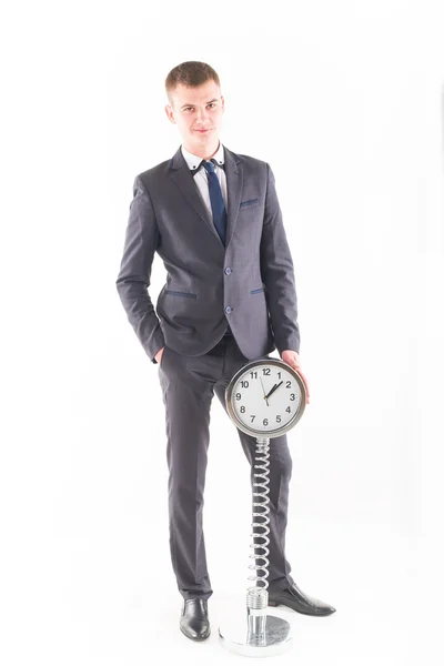 Hombre de negocios en un traje y un reloj de abuelo — Foto de Stock