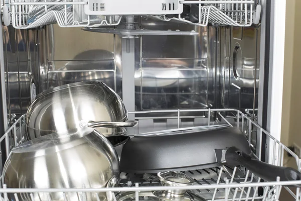 Máquina de lavar louça com pratos limpos — Fotografia de Stock
