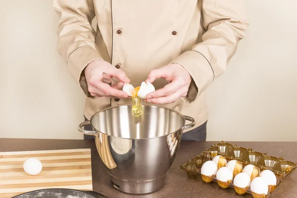 Cocinar huevos de pollo divididos — Foto de Stock