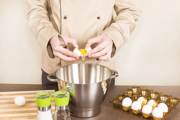 Huevo de cocinero recupera de la cáscara de — Foto de Stock