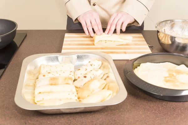 Koch bereitet Empanadas zu — Stockfoto