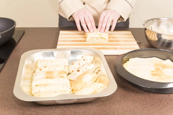 Cook prepares empanadas — Stock Photo, Image