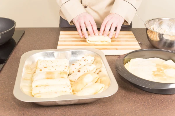 Cocinero prepara empanadas — Foto de Stock