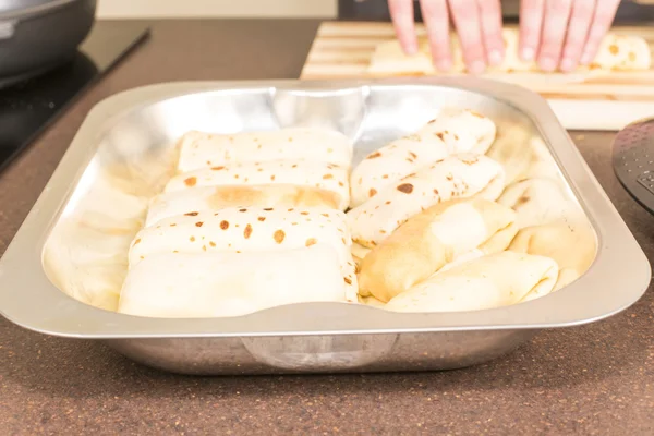 Kocken förbereder empanadas — Stockfoto