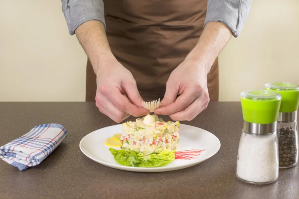 Cocinar decorar ensalada de cangrejo — Foto de Stock