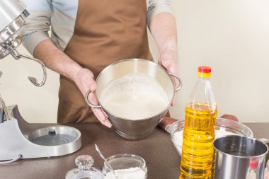 Cook maya ekmek gösterir