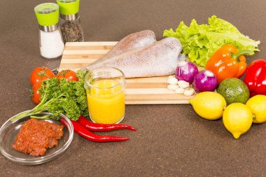 taze sebzeler çiğ balık brotola