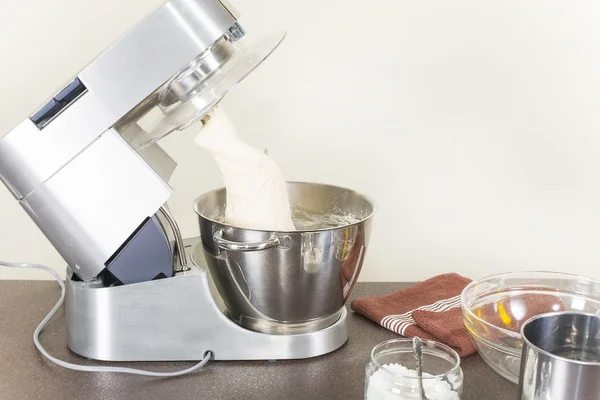 Knead the dough on a food processor — Stock Photo, Image