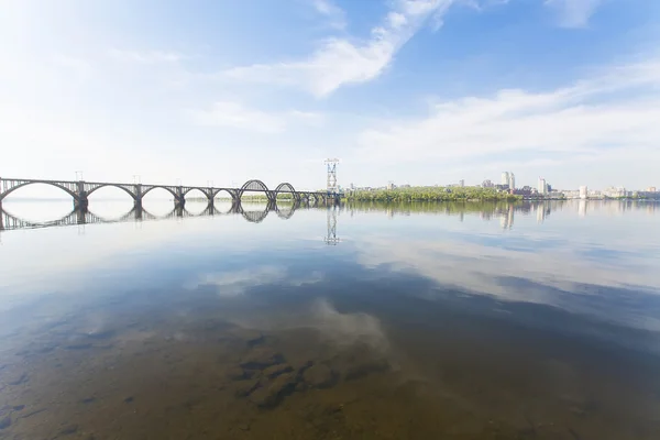 De spoorbrug over de rivier — Stockfoto