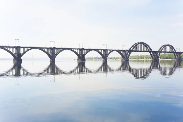 De spoorbrug over de rivier — Stockfoto