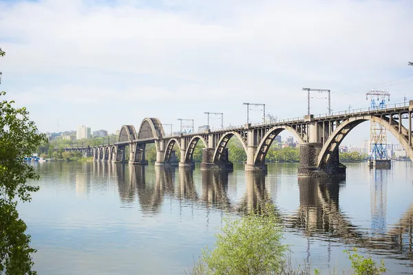 De spoorbrug over de rivier — Stockfoto