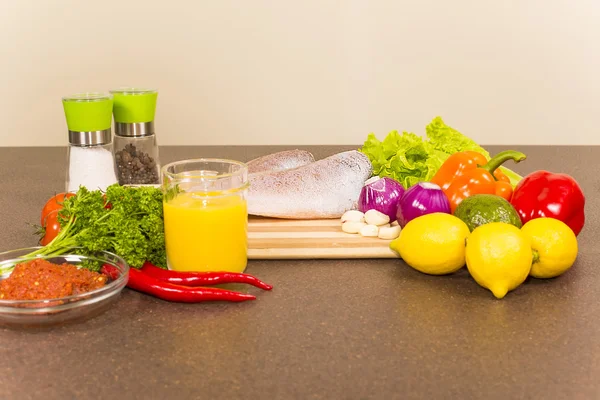 Brotola pescado crudo con verduras frescas — Foto de Stock