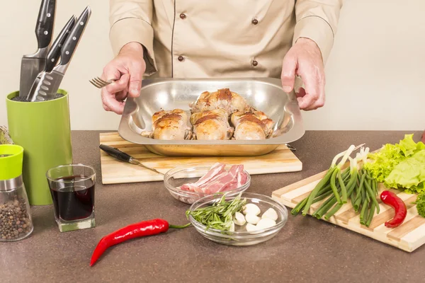Szef kuchni pokazuje smażone Przepiórka tusza — Zdjęcie stockowe
