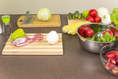 mutfak ve yemek masada