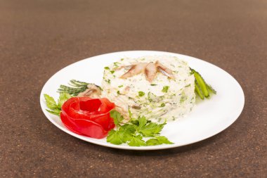 lahana salatası ve ringa balığı