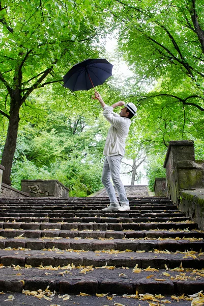 Hombre con paraguas en el parque — Foto de Stock