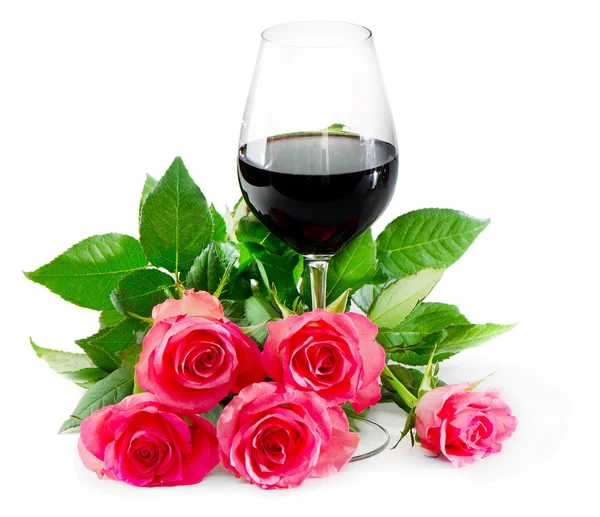 Rotwein im Glas und rosa Rosen — Stockfoto