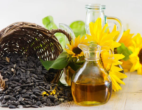 Sunflower oil and sunflower seeds — Stock Photo, Image