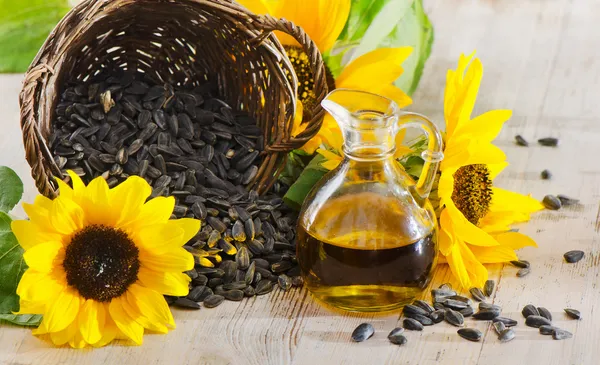 Aceite de girasol y semillas de girasol — Foto de Stock