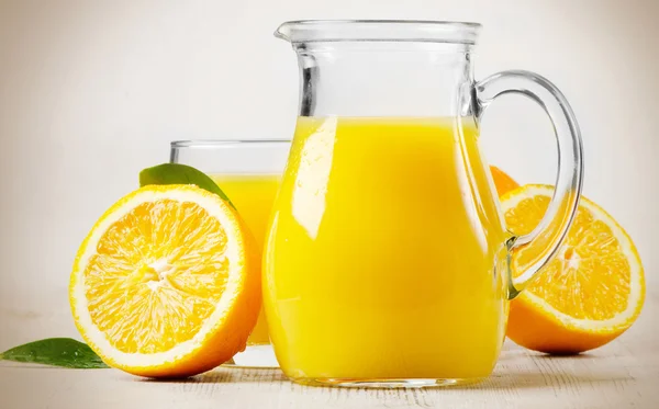 Orangen- und Orangensaft — Stockfoto