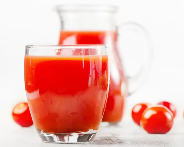 Свежие помидоры и сок — стоковое фото