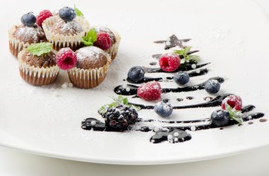 taze meyve ve tatlı Noel ağacı ile cupcakes