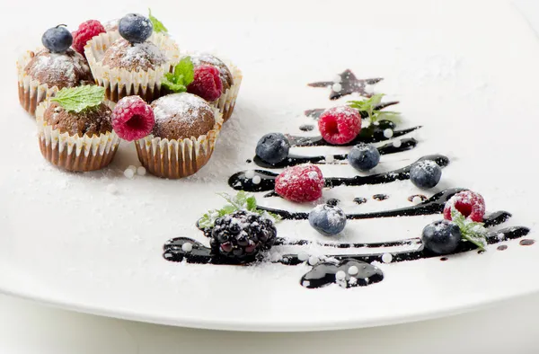 Pasteles con bayas frescas y árbol de navidad dulce — Foto de Stock