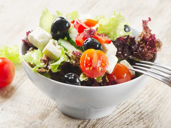 Greek salad with feta and vegetables — Stock Photo, Image