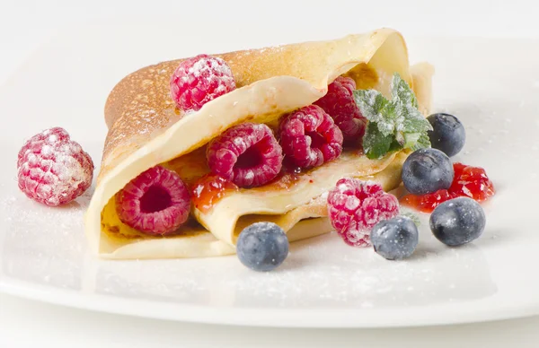 Crepes con frambuesas y arándanos — Foto de Stock