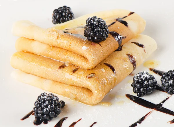 Crepes with blackberries — Stock Photo, Image