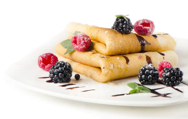 Crepes with blackberries and raspberries — Stock Photo, Image