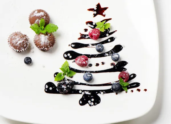 Cupcakes and sweet christmas tree with berries — Stock Photo, Image
