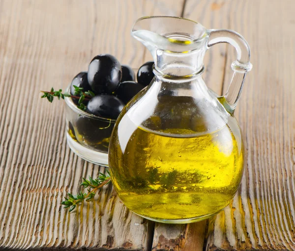 Olive oil and olives — Stock Photo, Image