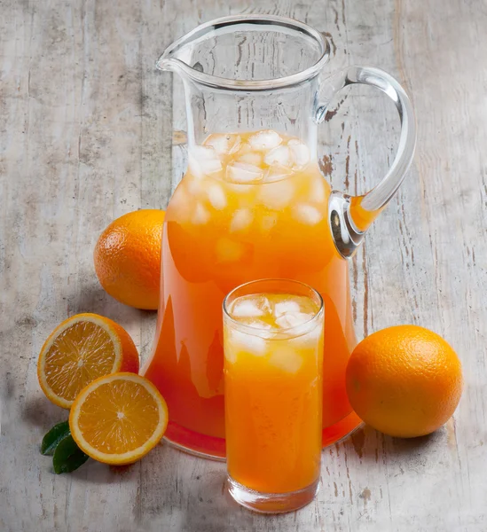 Zumo de naranja y naranja —  Fotos de Stock