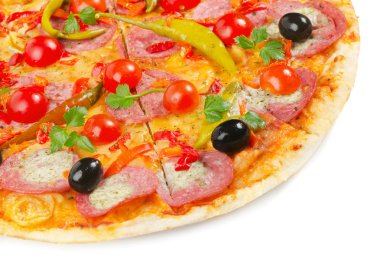 Pizza beyazda izole.