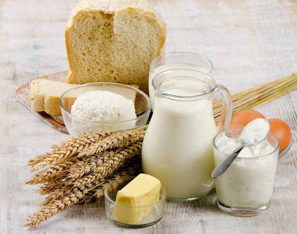 Brot und Milchprodukte — Stockfoto