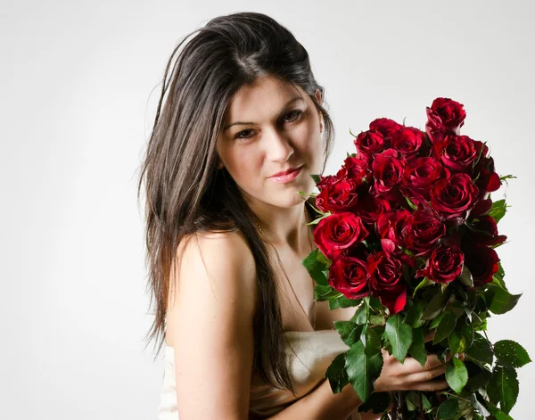 Hermosa mujer con flores — Foto de Stock