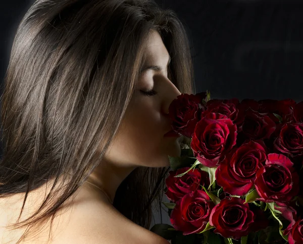 Hermosa mujer con flores — Foto de Stock