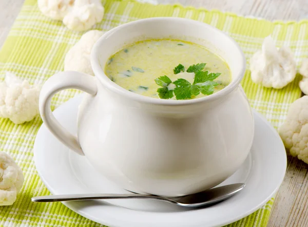 Creamy vegetables soup and cauliflowers — Stock Photo, Image