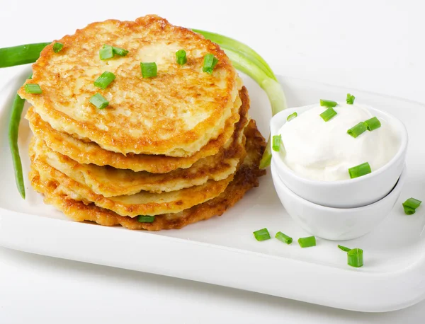 Kartoffelpuffer mit Sauerrahm — Stockfoto