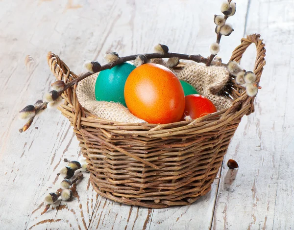 Huevos de Pascua en la cesta —  Fotos de Stock