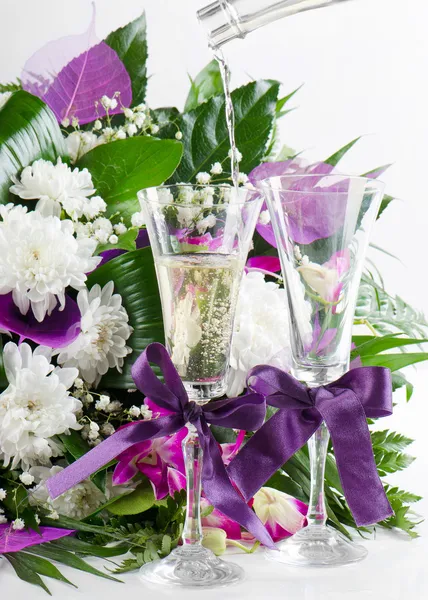 Flowers bouquet and two glasses — Stock Photo, Image