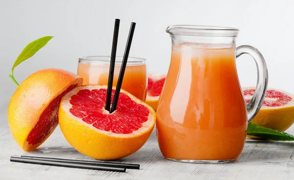 Grapefruitsaft und Grapefruit — Stockfoto