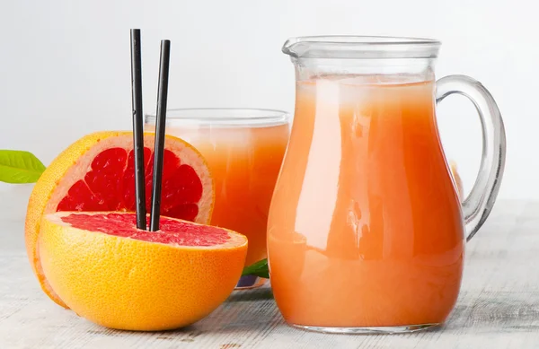 Грейпфрутовый сок и грейпфрут — стоковое фото